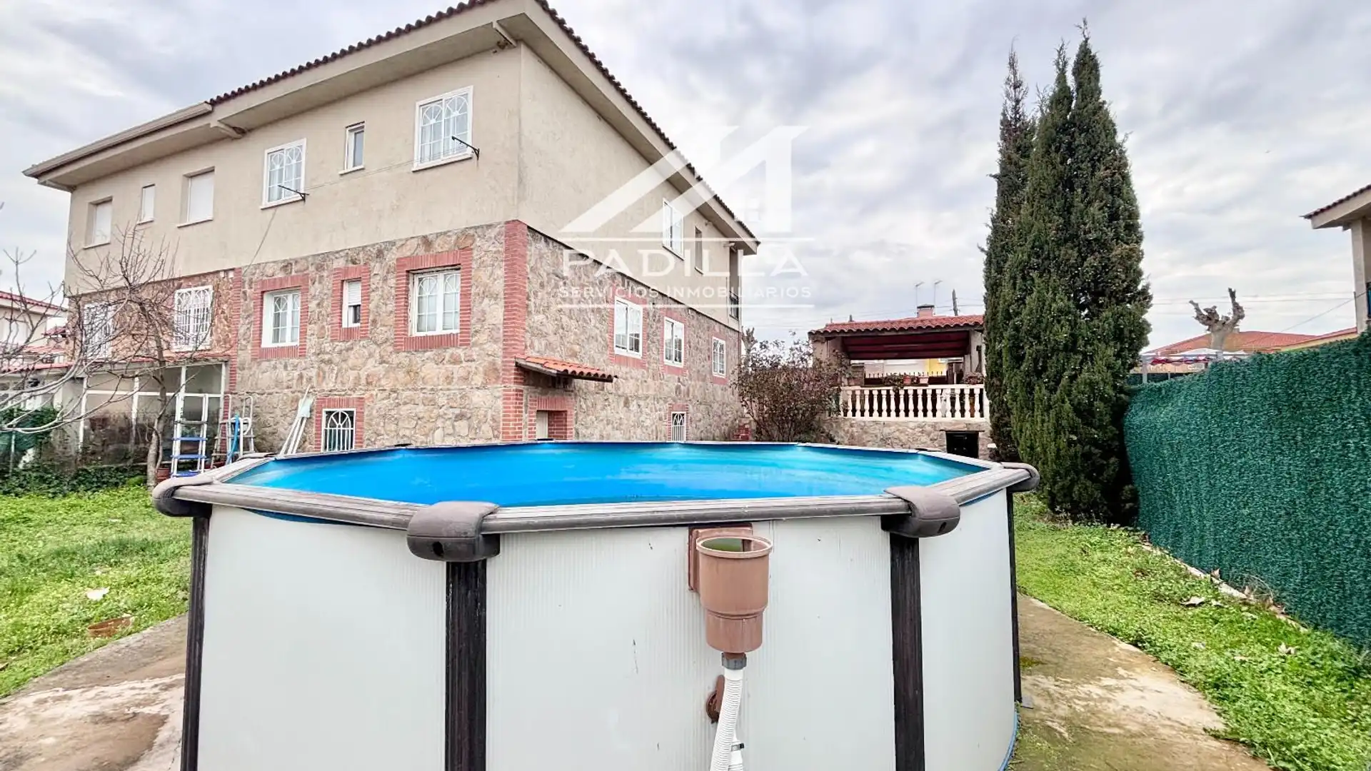 Piscina de Casa adosada en venta en Camarena con Calefacción, Trastero y Amueblado