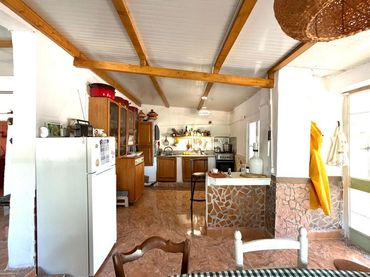 Casa rústica amb balcó en venda a Plaça Diseminados