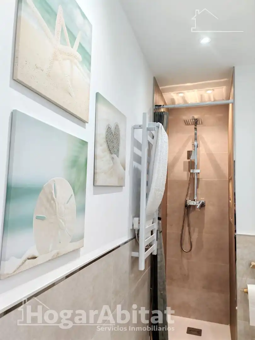 Bathroom of Attic for sale in Picassent  with Parquet flooring, Terrace and Furnished
