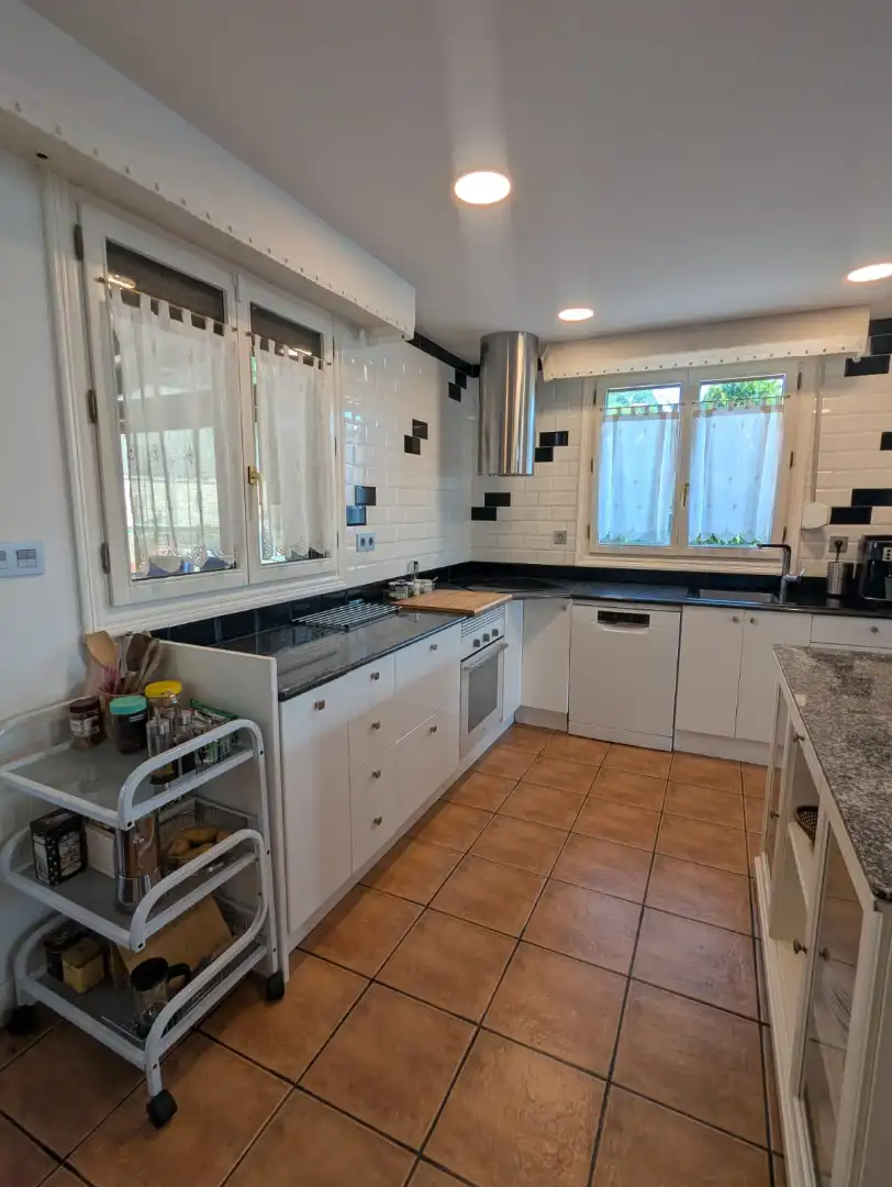 Küche von Einfamilien-Reihenhaus zum Verkauf in Amorebieta-Etxano mit Privatgarten, Terrasse und Balkon