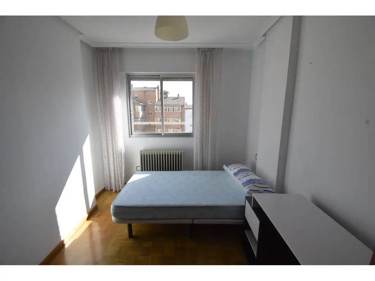 Schlafzimmer von Wohnung zur Miete in León Capital  mit Heizung, Parkett und Terrasse