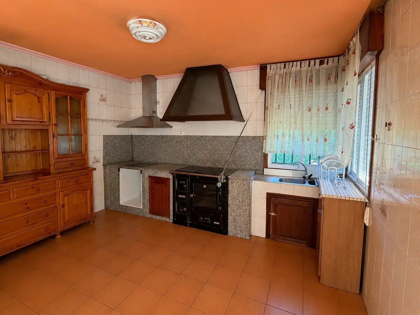 Cuina de Casa o xalet en venda en A Cañiza   amb Calefacció, Jardí privat i Terrassa