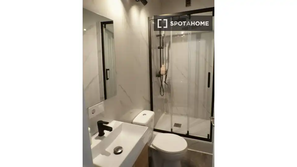 Bathroom of Flat for rent in Paterna  with Air Conditioner, Heating and Furnished