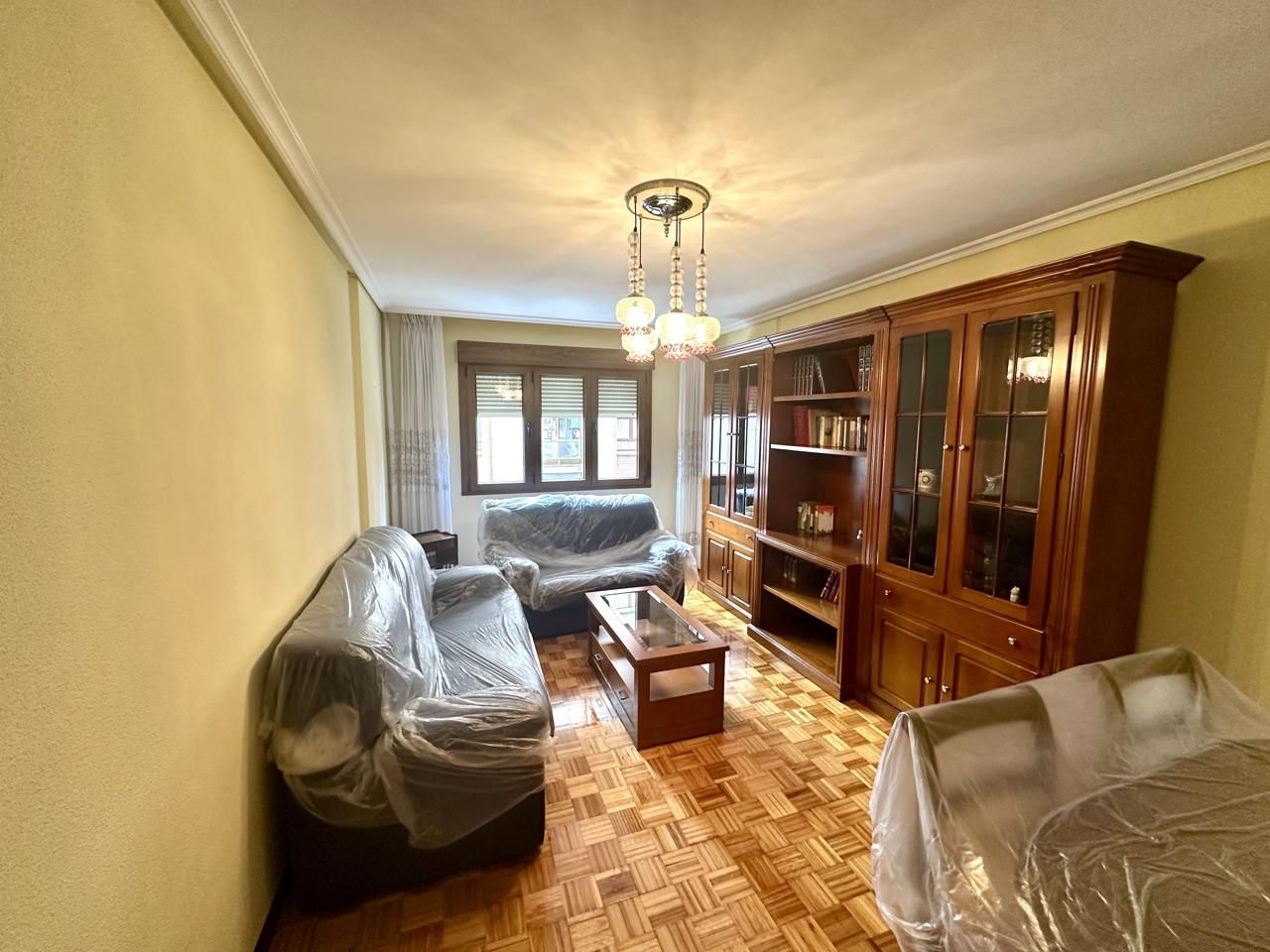 Sala d'estar de Pis en venda en Gijón  amb Calefacció, Terrassa i Moblat