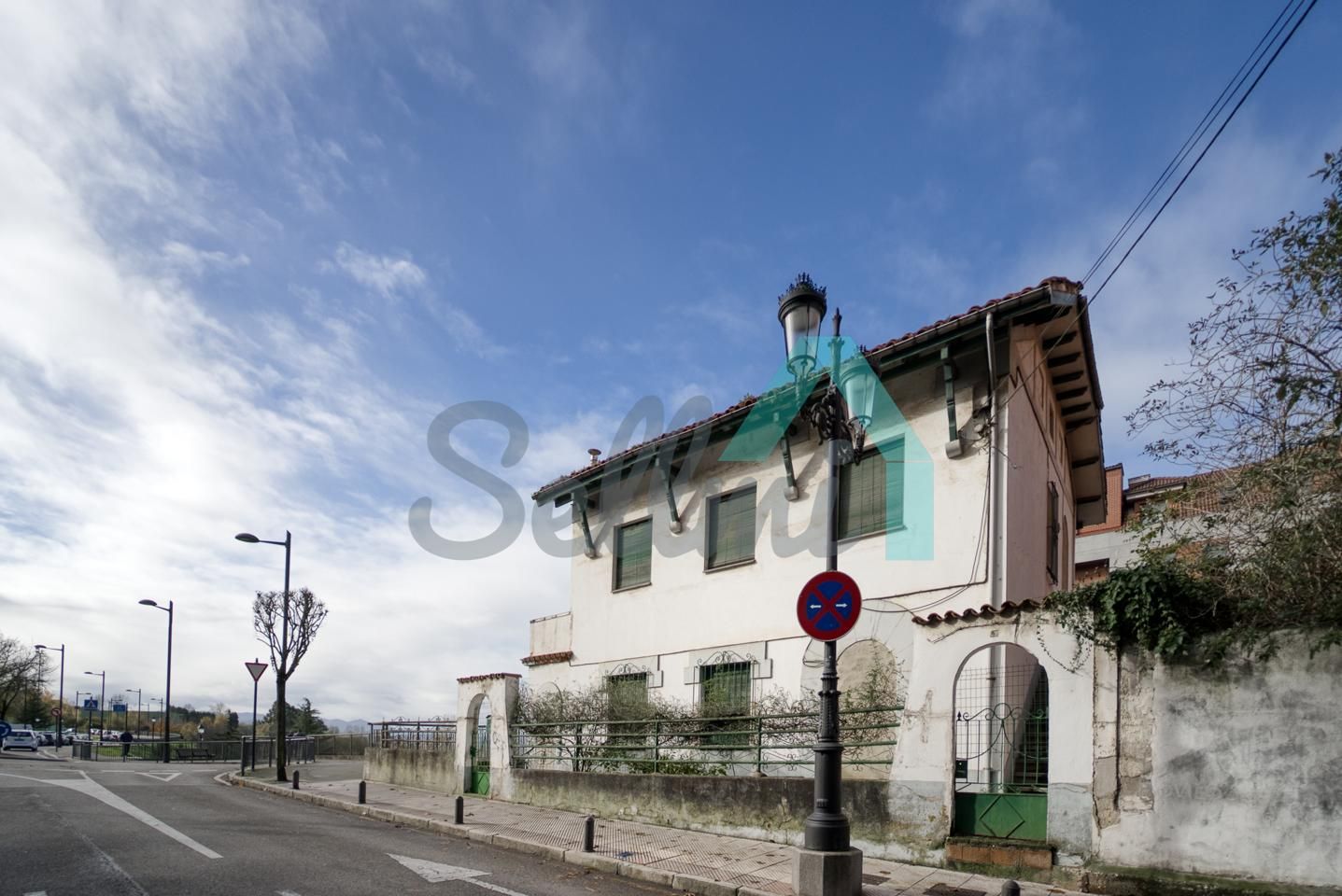 Vista exterior de Casa o xalet en venda en Oviedo  amb Jardí privat i Terrassa