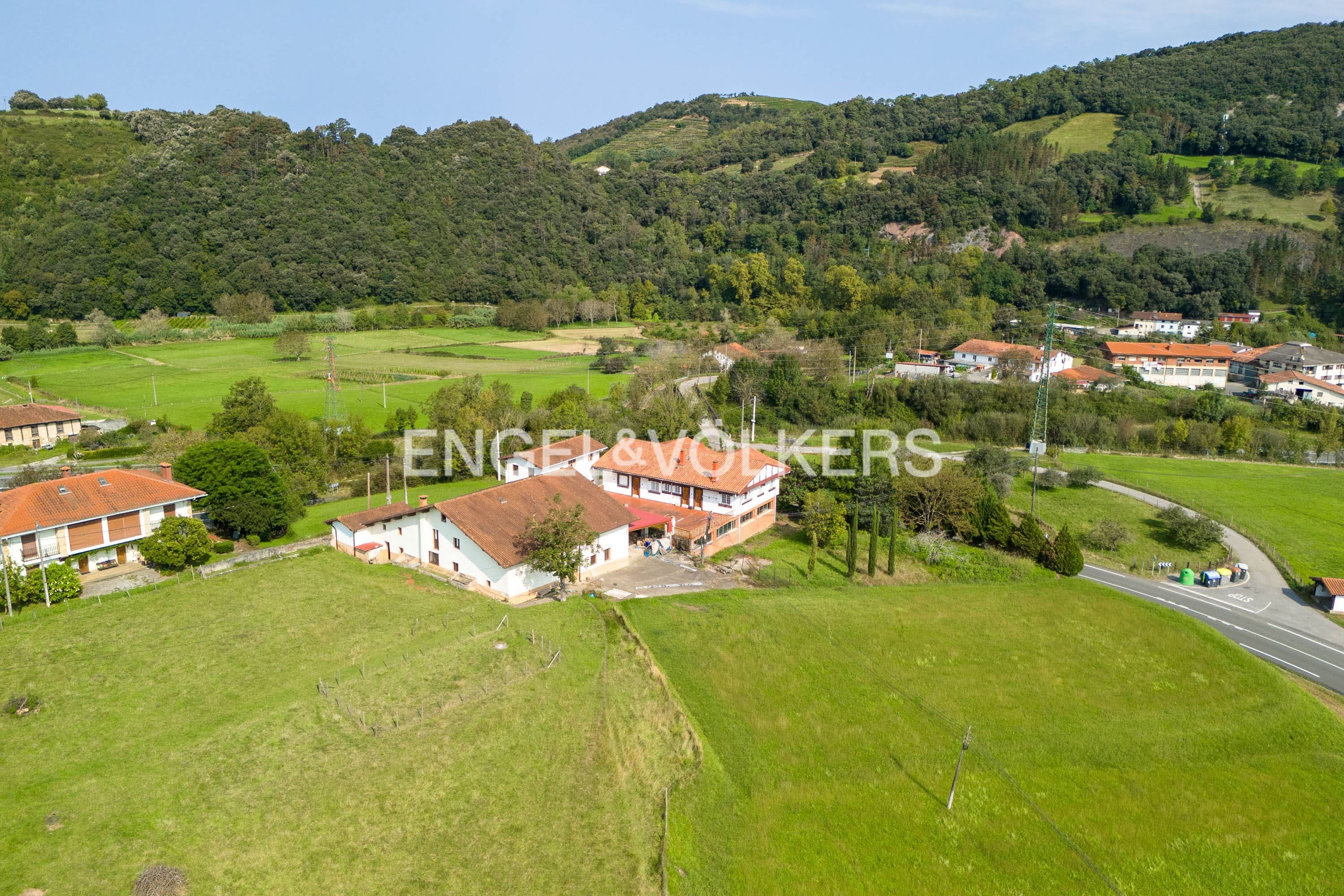 Vista exterior de Casa o xalet en venda en Zumaia amb Calefacció, Jardí privat i Terrassa