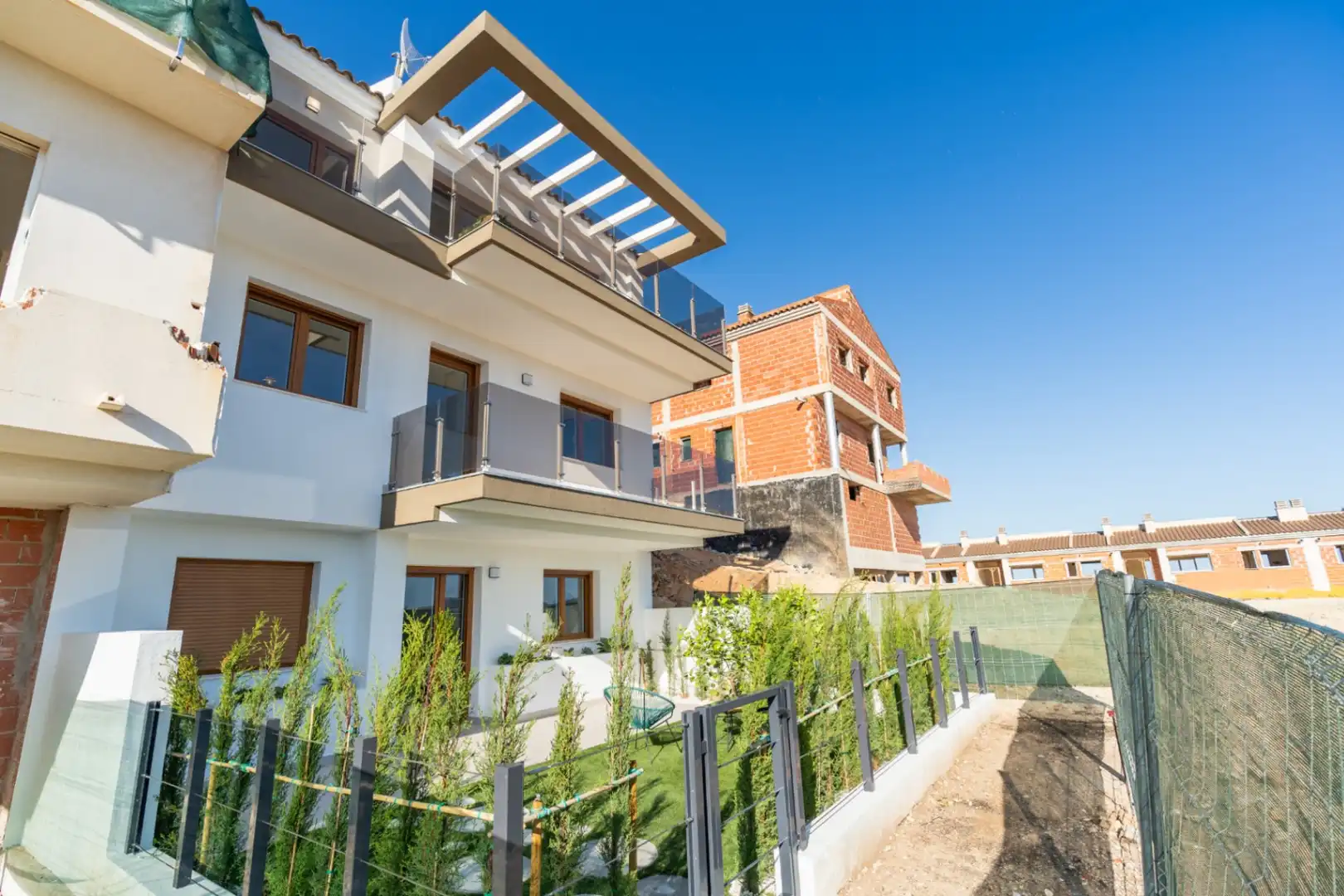 Vista exterior de Casa adosada en venda en La Nucia amb Aire condicionat, Calefacció i Jardí privat