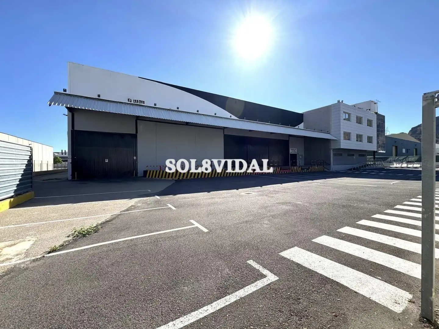 Außenansicht von Fabrikhallen zur Miete in Orihuela