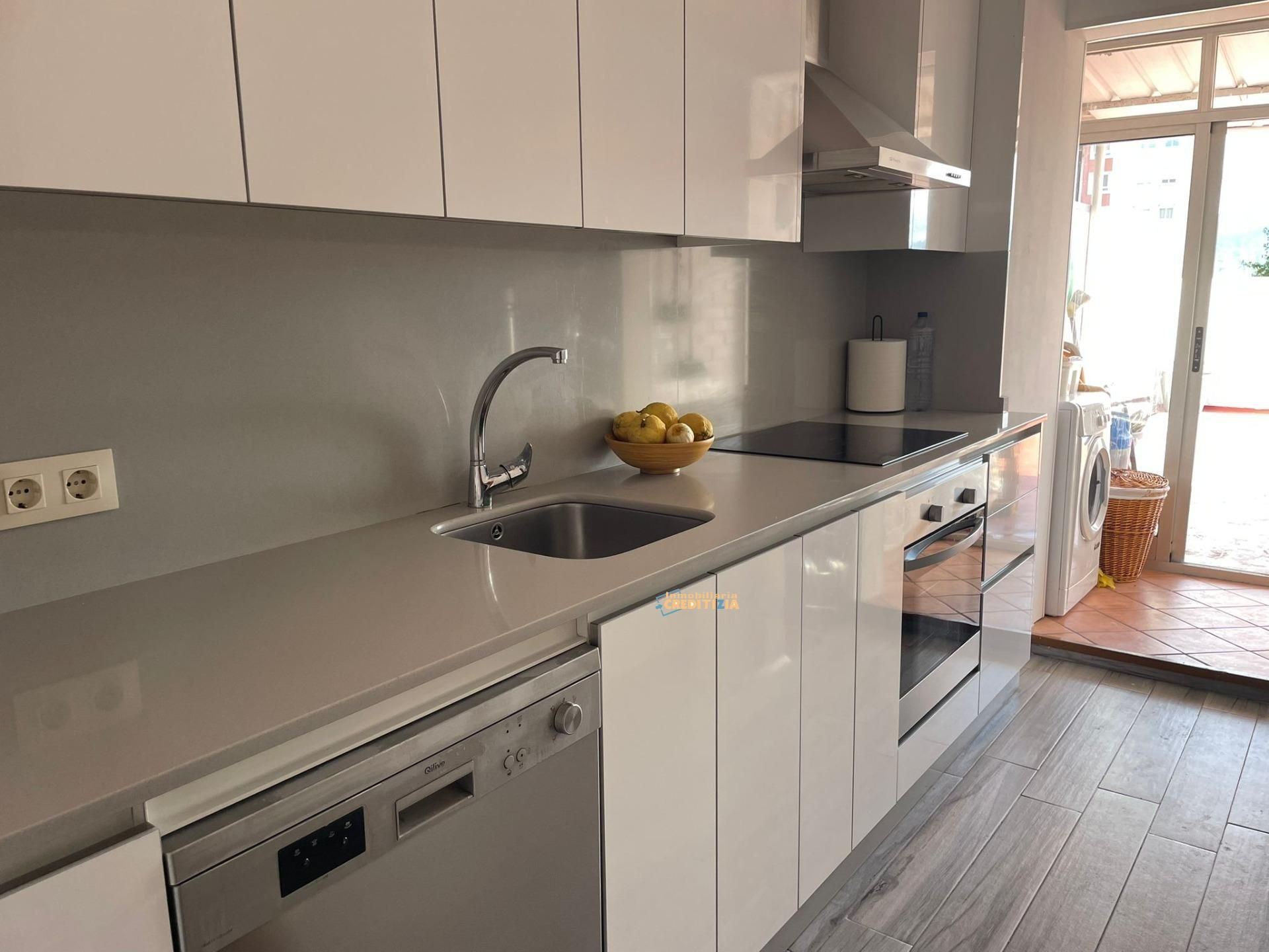 Cuina de Pis en venda en Vigo  amb Parquet, Terrassa i Traster
