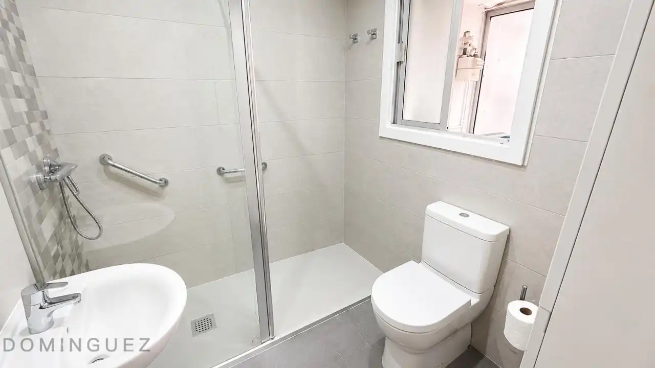 Bathroom of Flat for rent in Vigo   with Heating, Furnished and Balcony