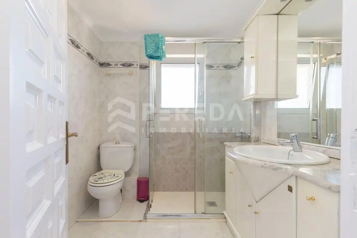 Badezimmer von Dachboden zum Verkauf in Roquetas de Mar mit Klimaanlage, Privatgarten und Möbliert