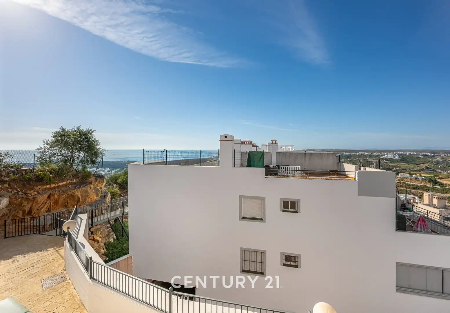 Vista exterior de Pis en venda en Casares amb Jardí privat, Terrassa i Piscina comunitària