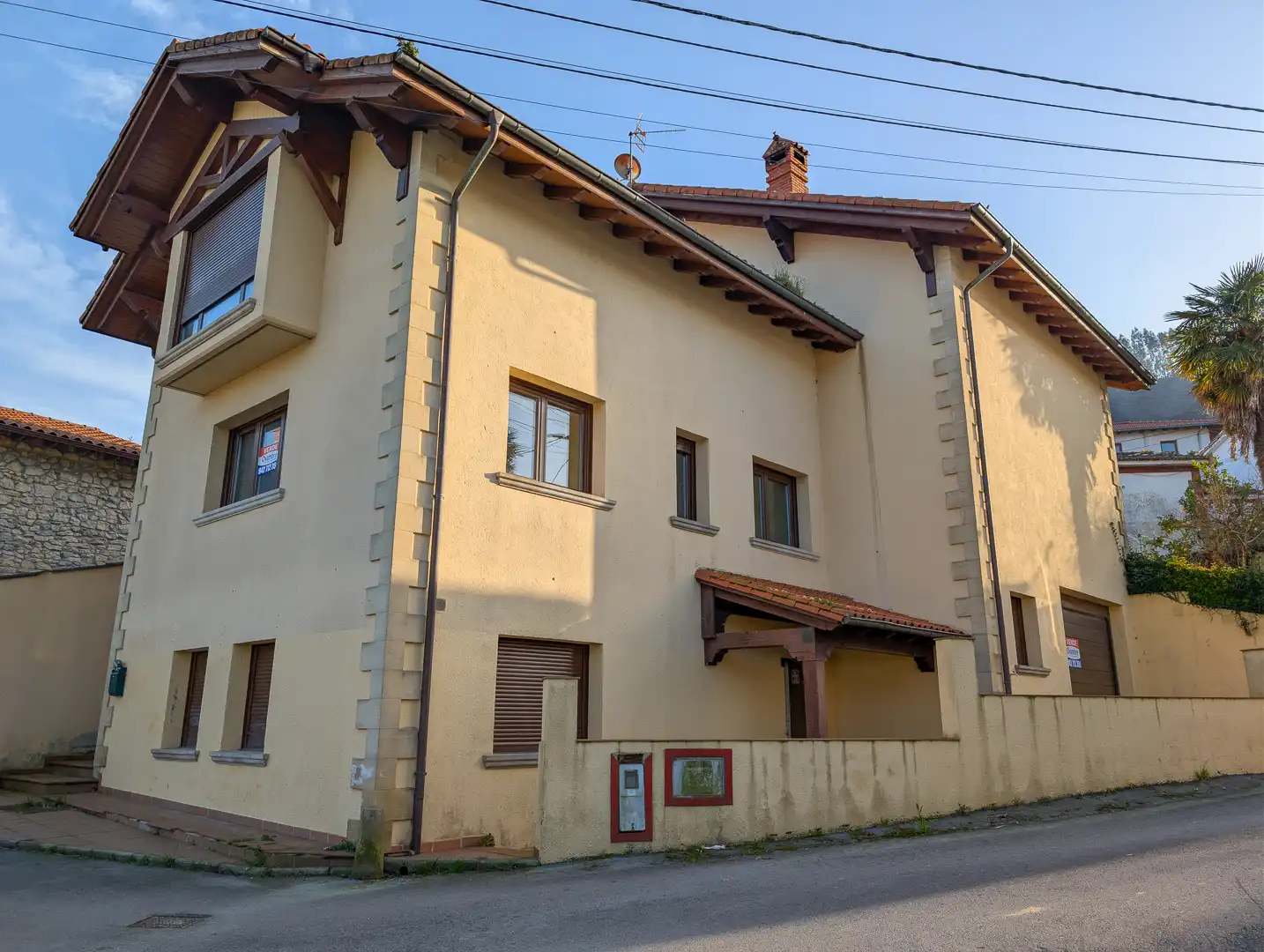 Vista exterior de Casa o xalet en venda en Val de San Vicente  amb Calefacció, Terrassa i Traster