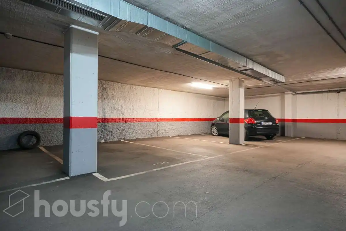 Parking de Piso en venta en Madrid con Aire acondicionado, Calefacción y Jardín privado