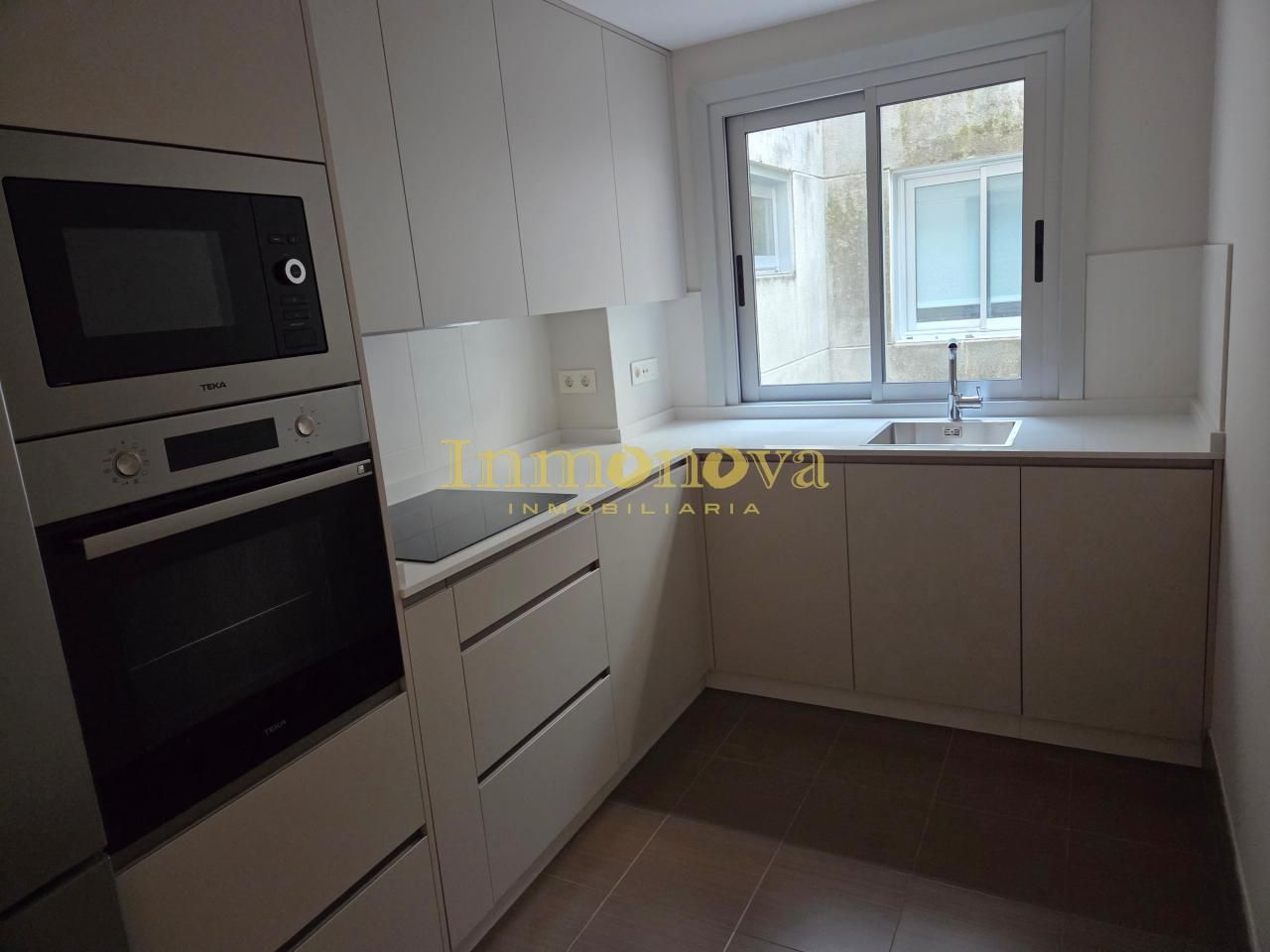 Cuina de Pis en venda en Cangas  amb Calefacció, Terrassa i Traster