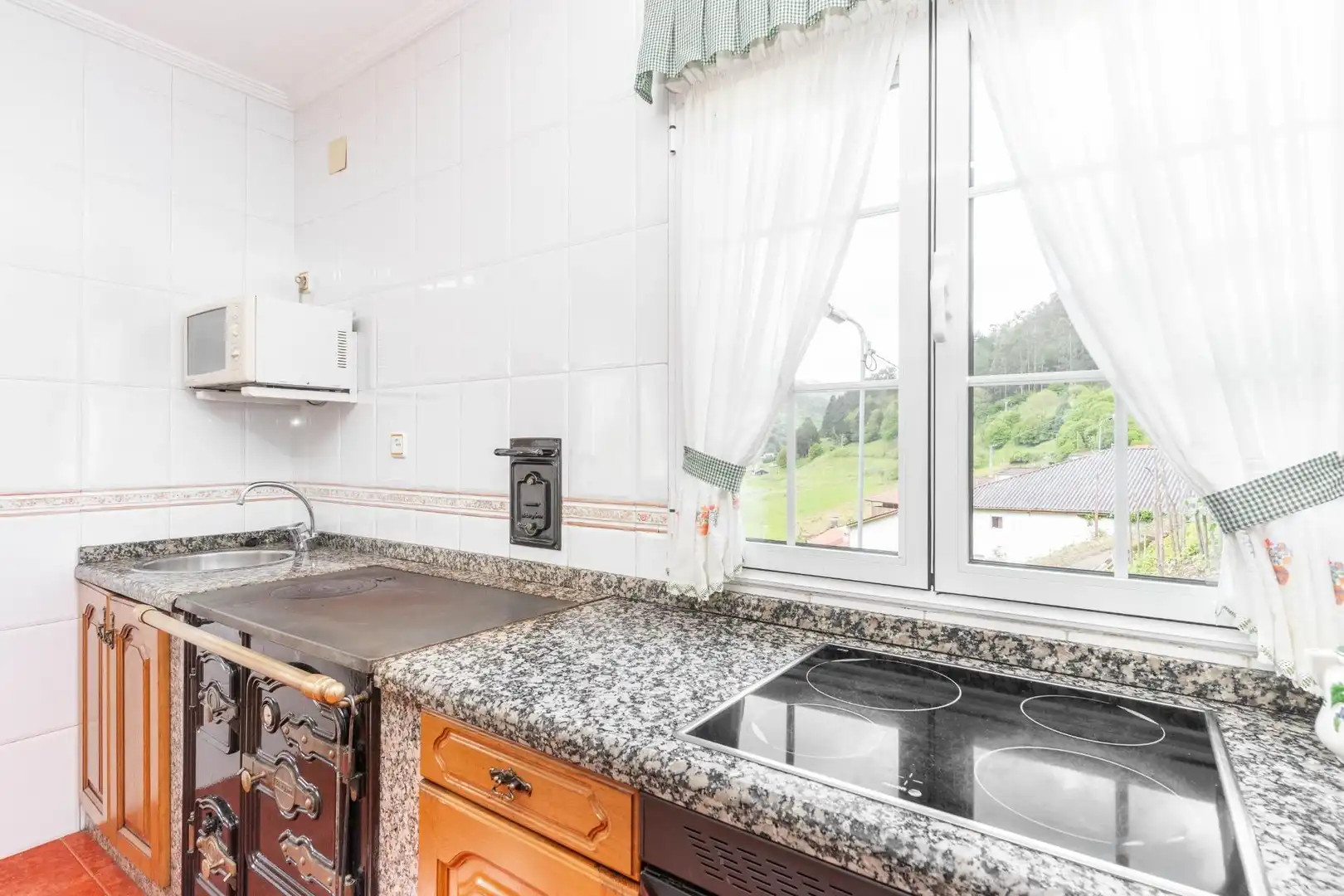 Cuina de Casa o xalet en venda en Tineo amb Calefacció, Jardí privat i Terrassa