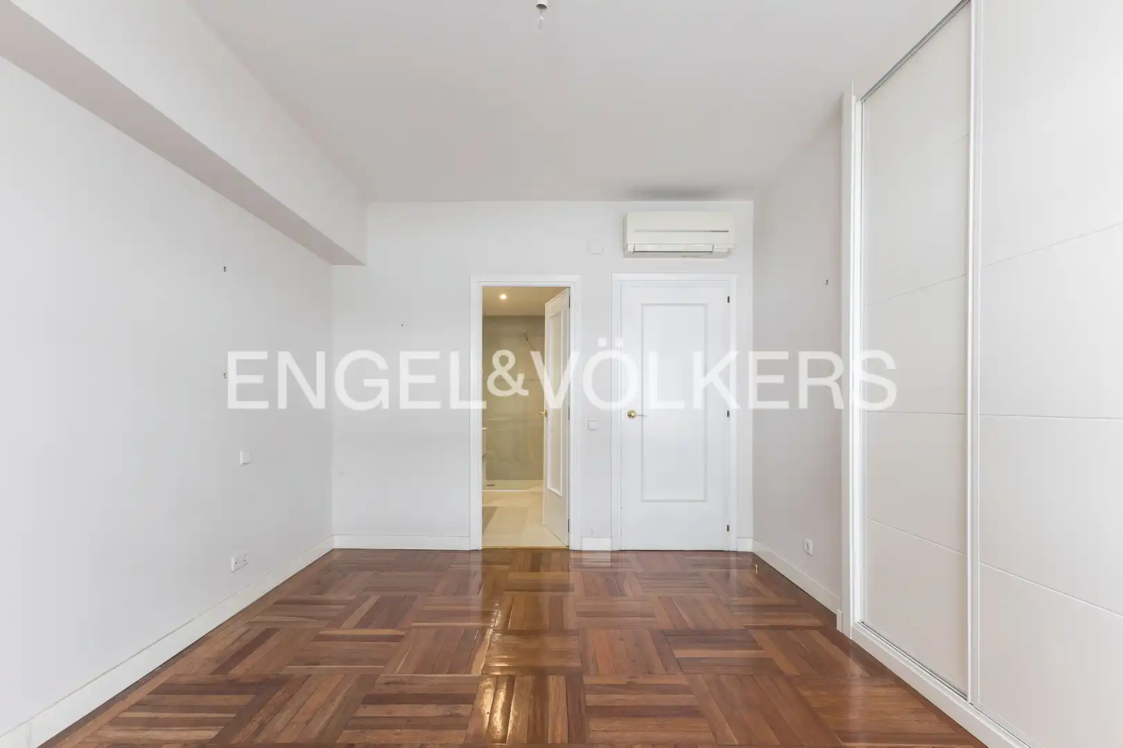 Bedroom of Flat for sale in Madrid  with Air Conditioner, Heating and Terrace