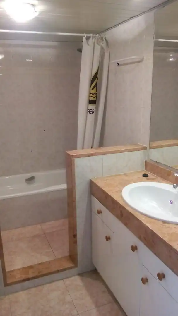 Badezimmer von Wohnungen zur Miete in Sant Joan Despí mit Klimaanlage, Heizung und Ofen