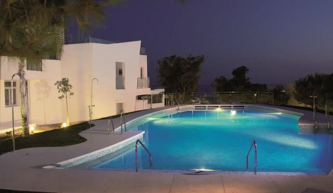 Piscina de Casa adosada en venta en Marbella con Aire acondicionado, Jardín privado y Terraza