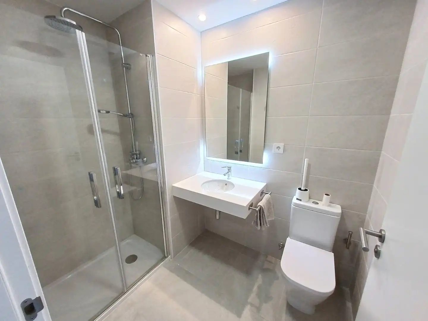 Bathroom of Flat for rent in L'Hospitalet de Llobregat  with Heating, Parquet flooring and Balcony
