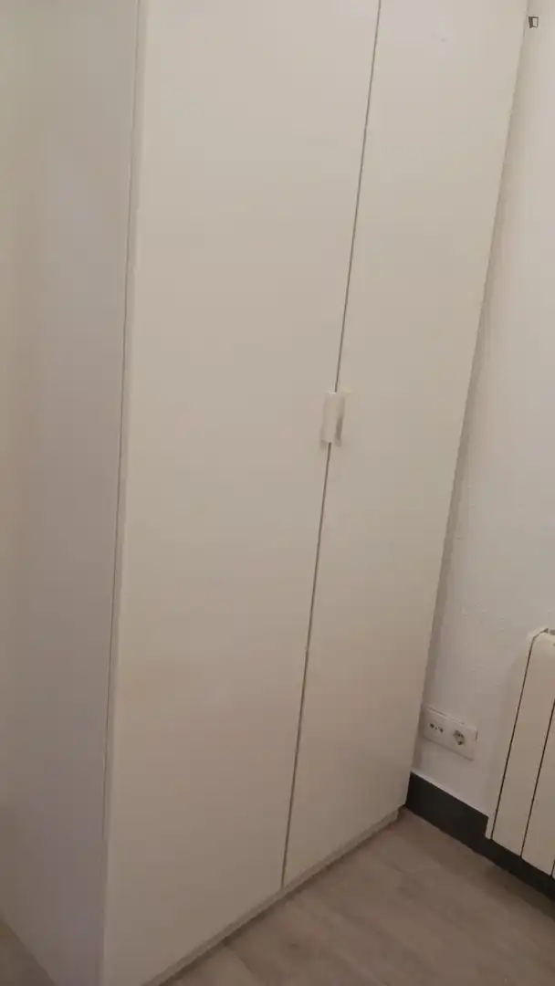 Dormitori de Apartament de lloguer en Madrid amb Moblat, Forn i Rentadora