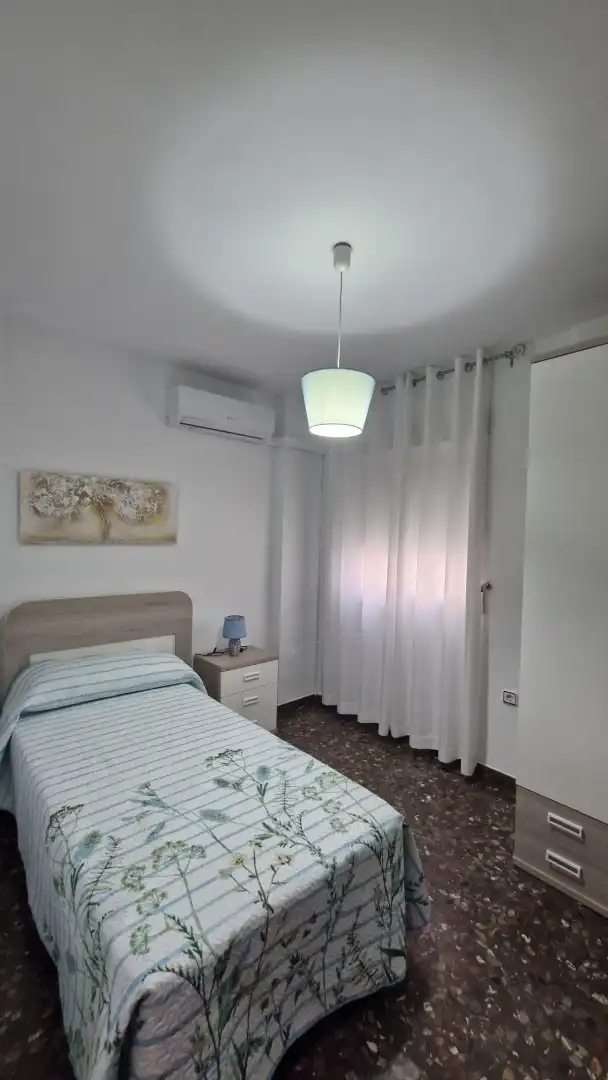 Dormitori de Pis de lloguer en Jaén amb Aire condicionat, Terrassa i Moblat