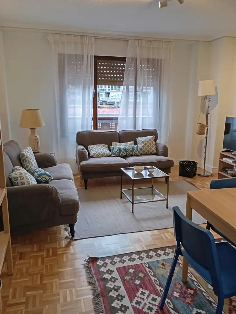 Wohnzimmer von Wohnung zur Miete in Gijón  mit Heizung, Parkett und Möbliert