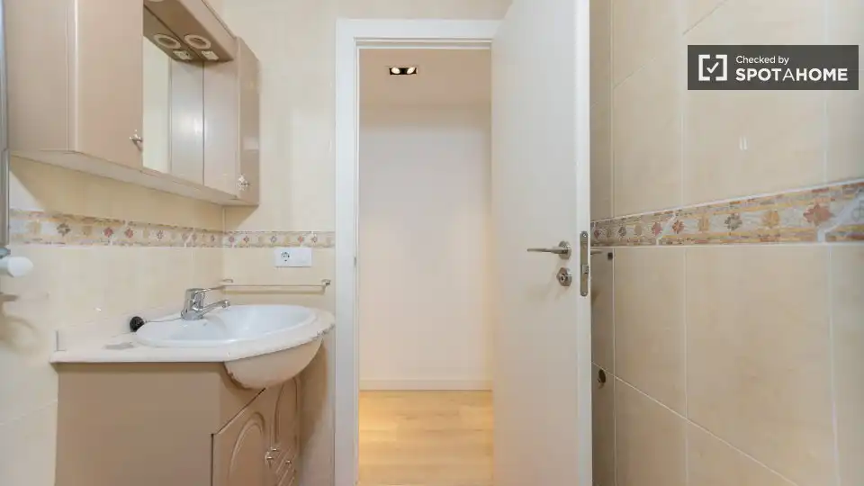 Baño de Piso de alquiler en Valencia con Aire acondicionado, Calefacción y Amueblado