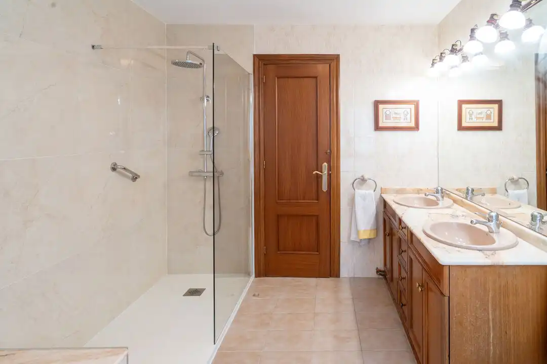 Baño de Piso en venta en Cabezón de la Sal con Calefacción y Balcón