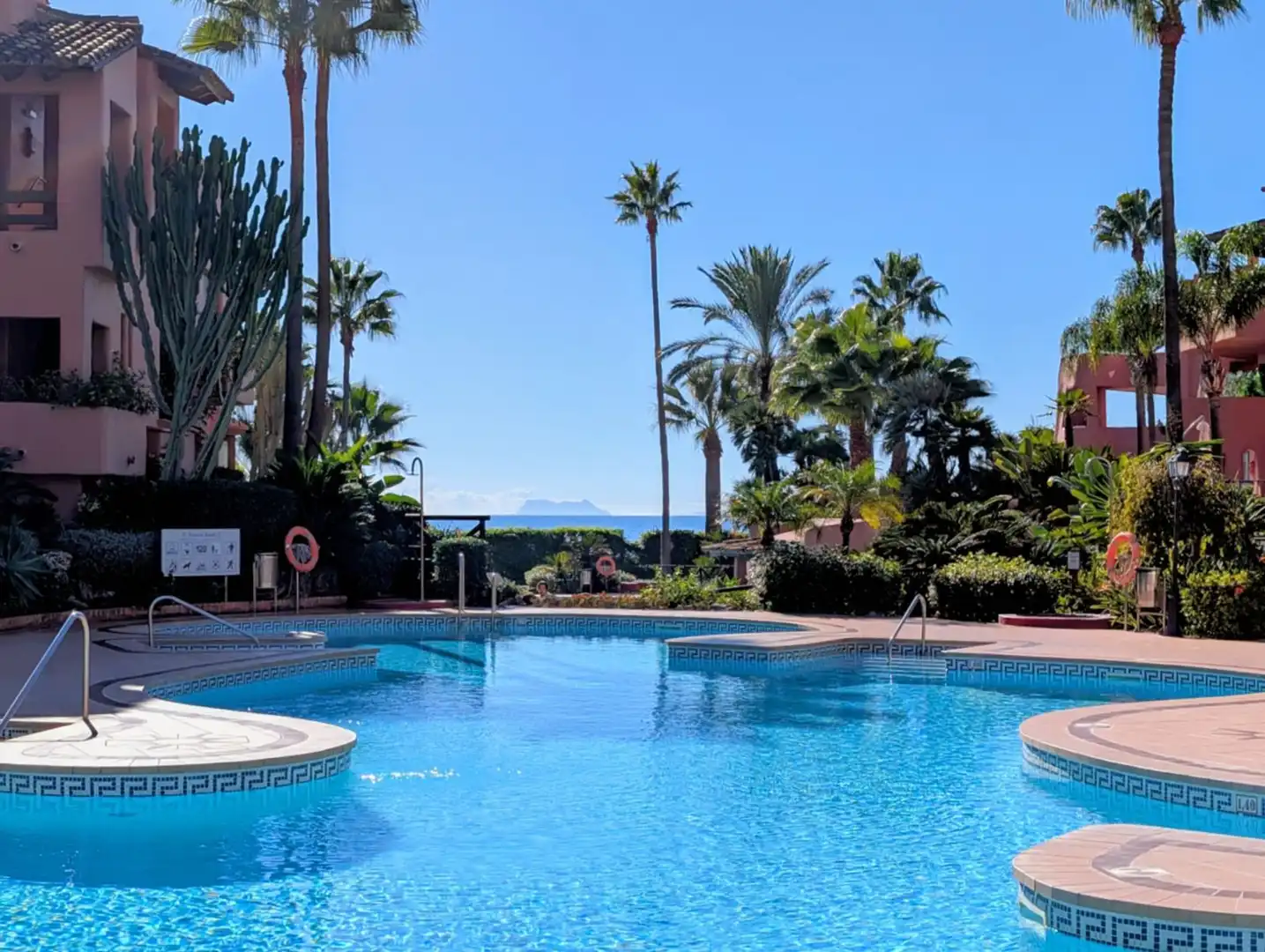 Piscina de Ático en venta en Estepona con Aire acondicionado, Calefacción y Terraza