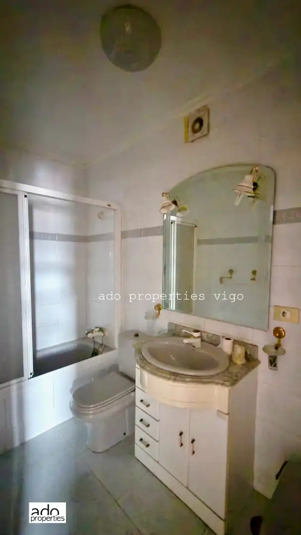 Baño de Piso en venta en Vigo  con Terraza