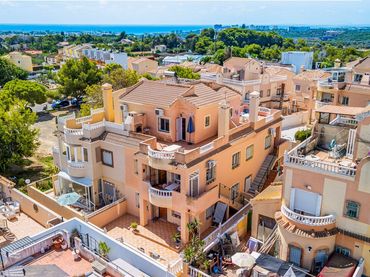 Detached house with pool for sale in Orihuela Costa
