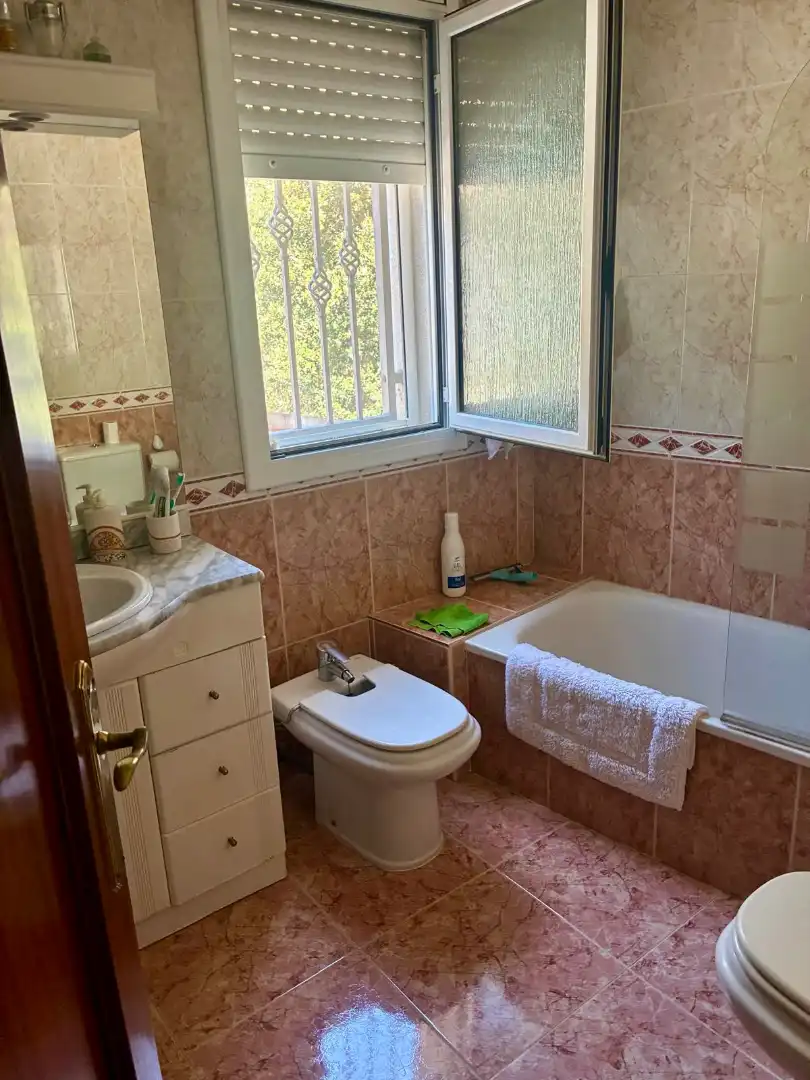 Badezimmer von Einfamilien-Reihenhaus zum Verkauf in Canet de Mar mit Heizung, Terrasse und Ofen