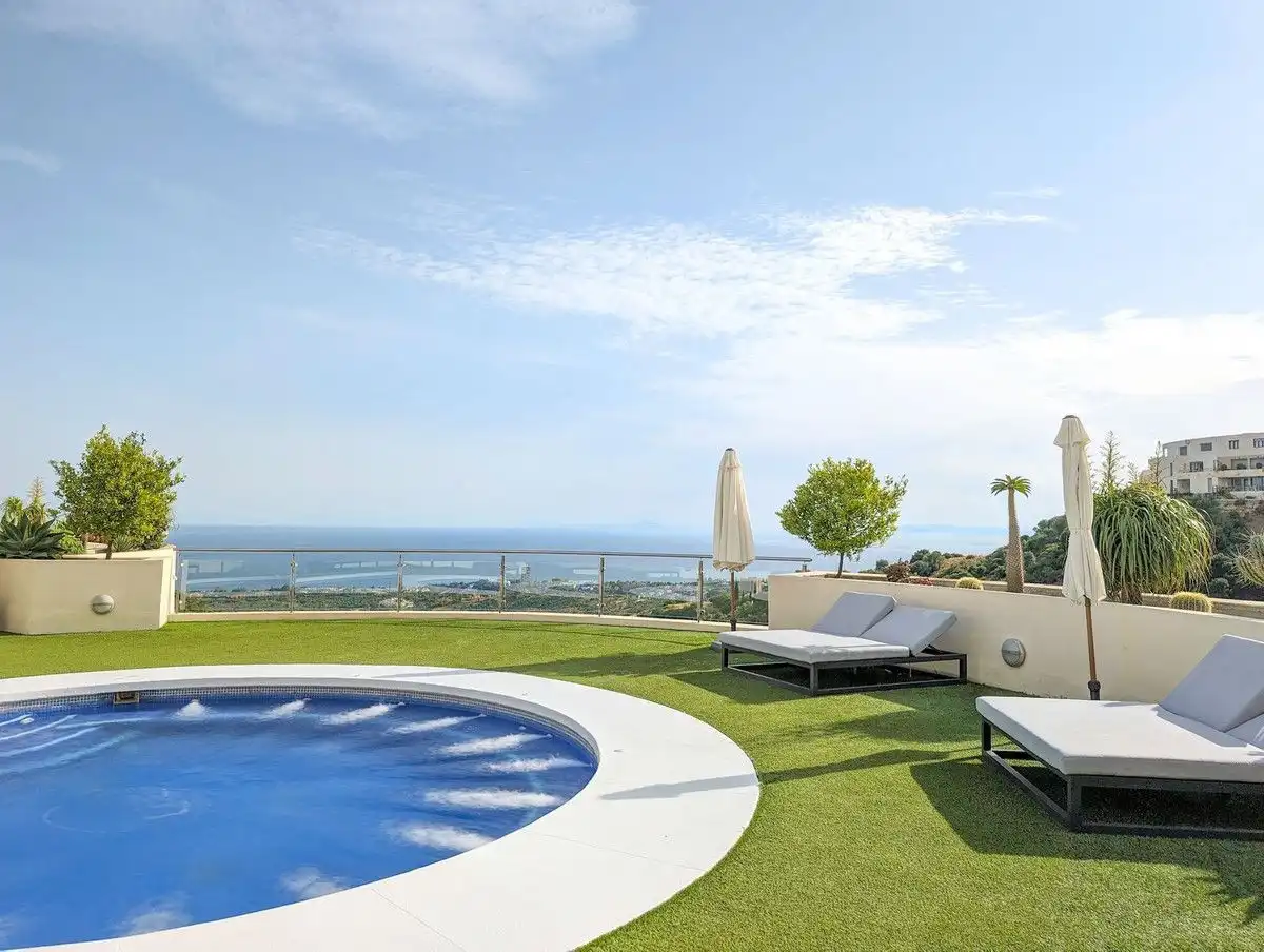 Piscina de Àtic en venda en Marbella amb Aire condicionat, Calefacció i Terrassa
