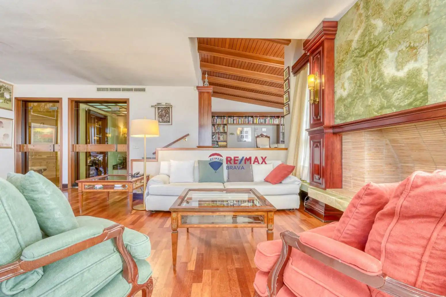 Sala d'estar de Casa o xalet en venda en Roses amb Aire condicionat, Jardí privat i Terrassa