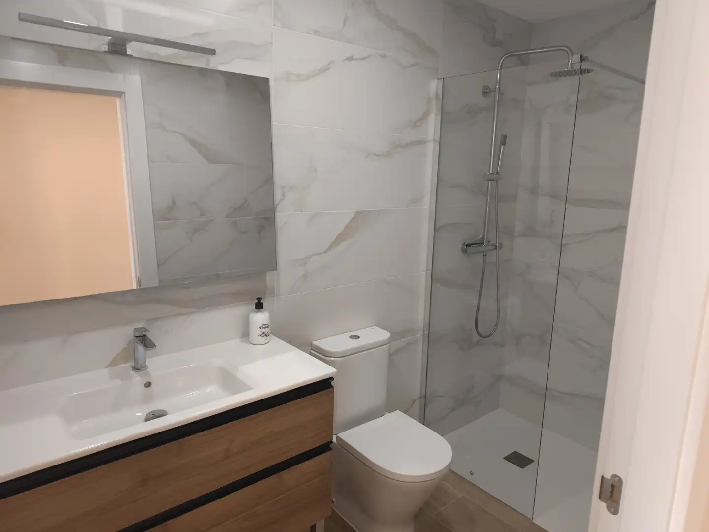 Baño de Apartamento de alquiler en Gijón  con Calefacción, Parquet y Trastero