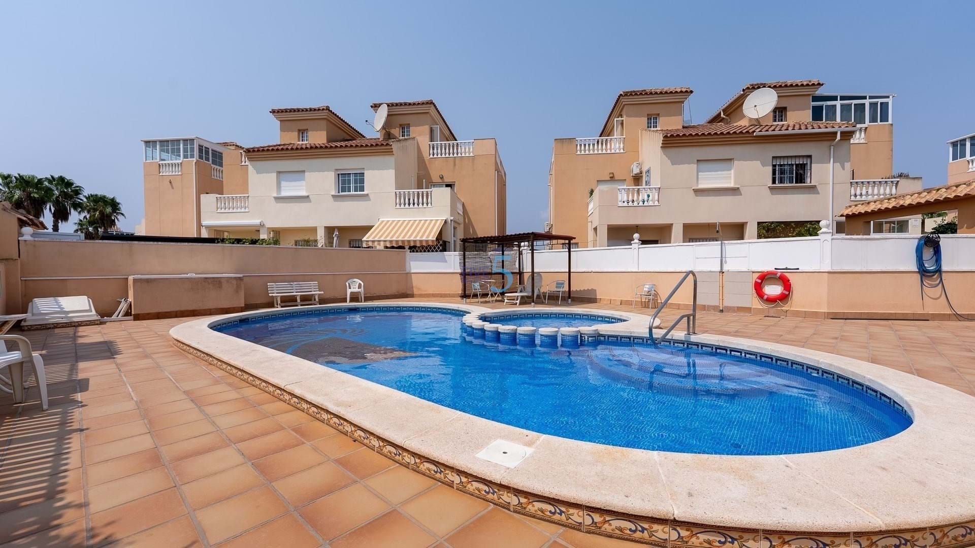 Piscina de Casa adosada en venta en Torrevieja con Terraza, Trastero y Piscina