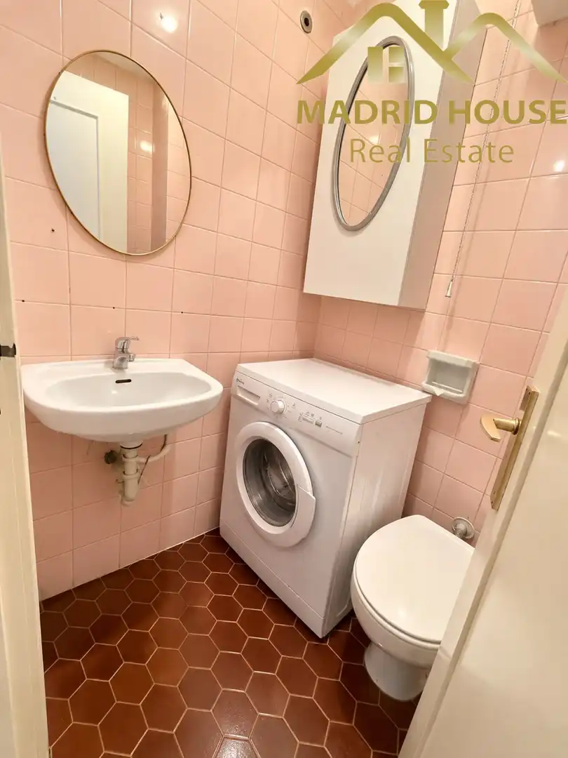 Badezimmer von Büro zur Miete in Madrid mit Heizung und Terrasse
