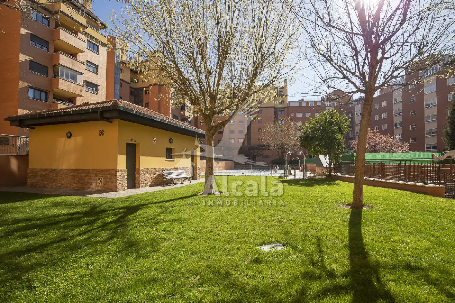 Exterior view of Flat for sale in Alcalá de Henares  with Air Conditioner, Heating and Private garden