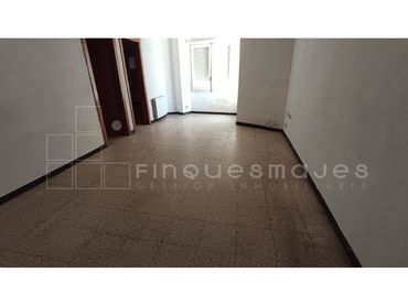 Pis amb balcó en venda a Calle Montserrat