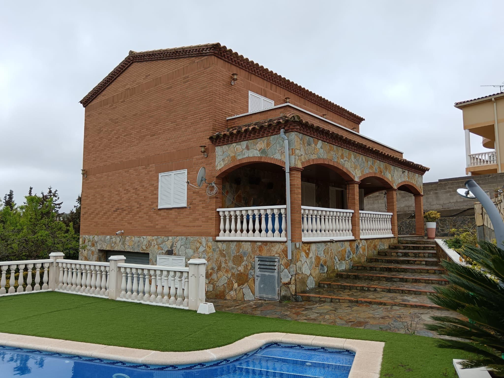 Vista exterior de Casa o chalet en venta en Olèrdola con Terraza y Piscina