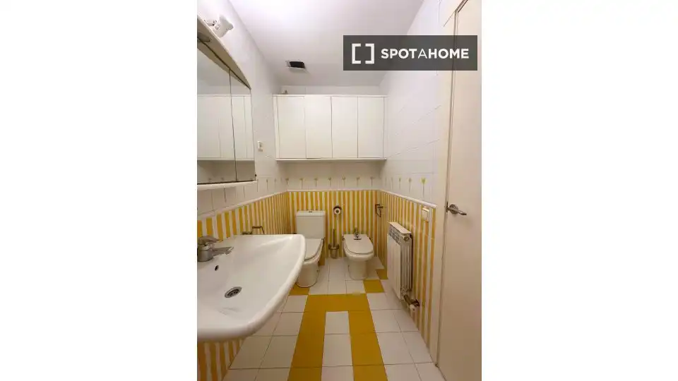 Bathroom of Flat for share in Barcelona  with Air Conditioner, Terrace and Furnished