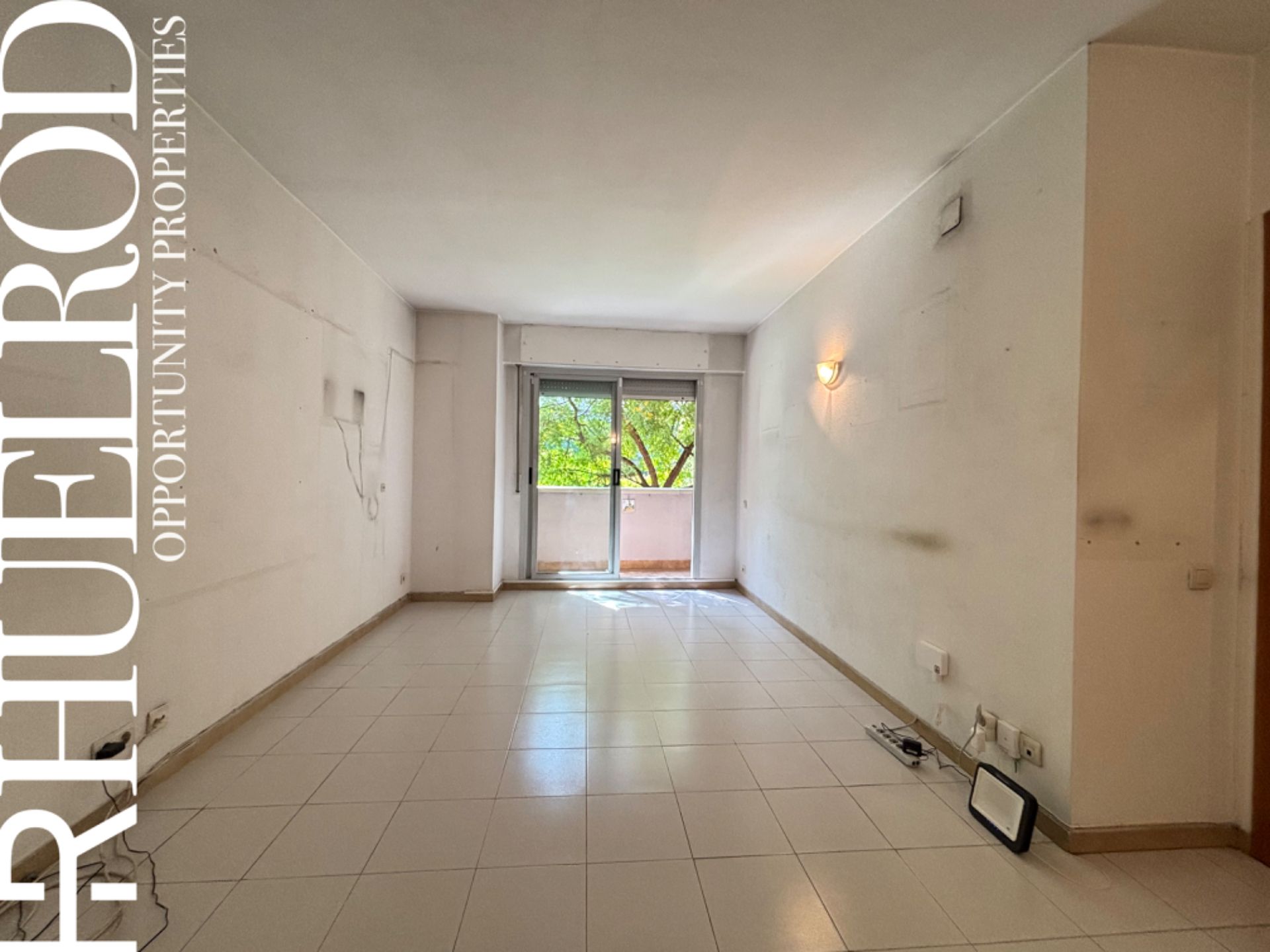 Exterior view of Flat for sale in  Barcelona Capital  with Air Conditioner, Heating and Oven