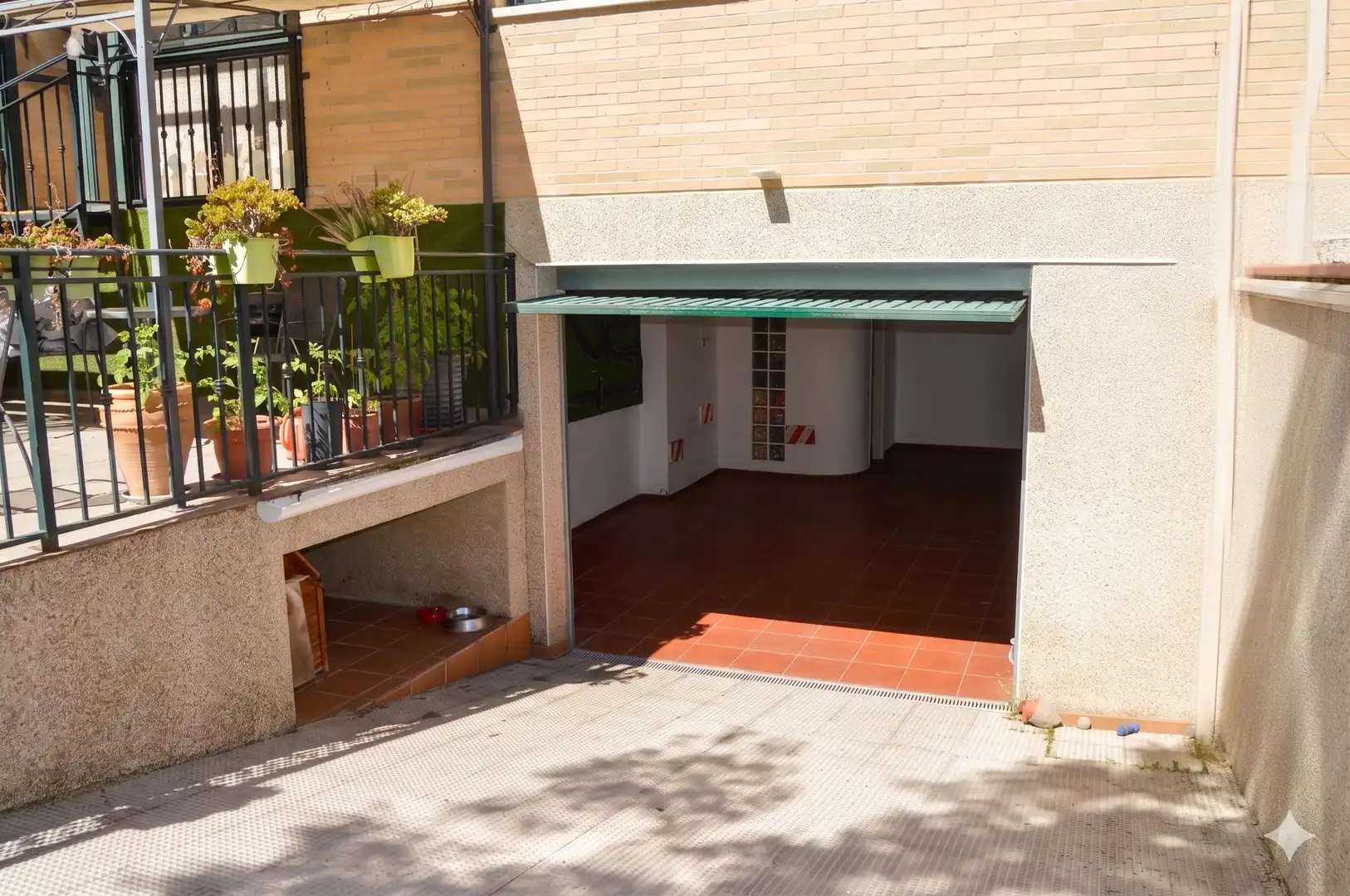 Aparcament de Casa adosada en venda en Cáceres amb Aire condicionat, Calefacció i Terrassa