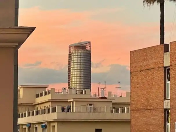 Außenansicht von Wohnung zum Verkauf in  Sevilla Capital mit Klimaanlage und Balkon