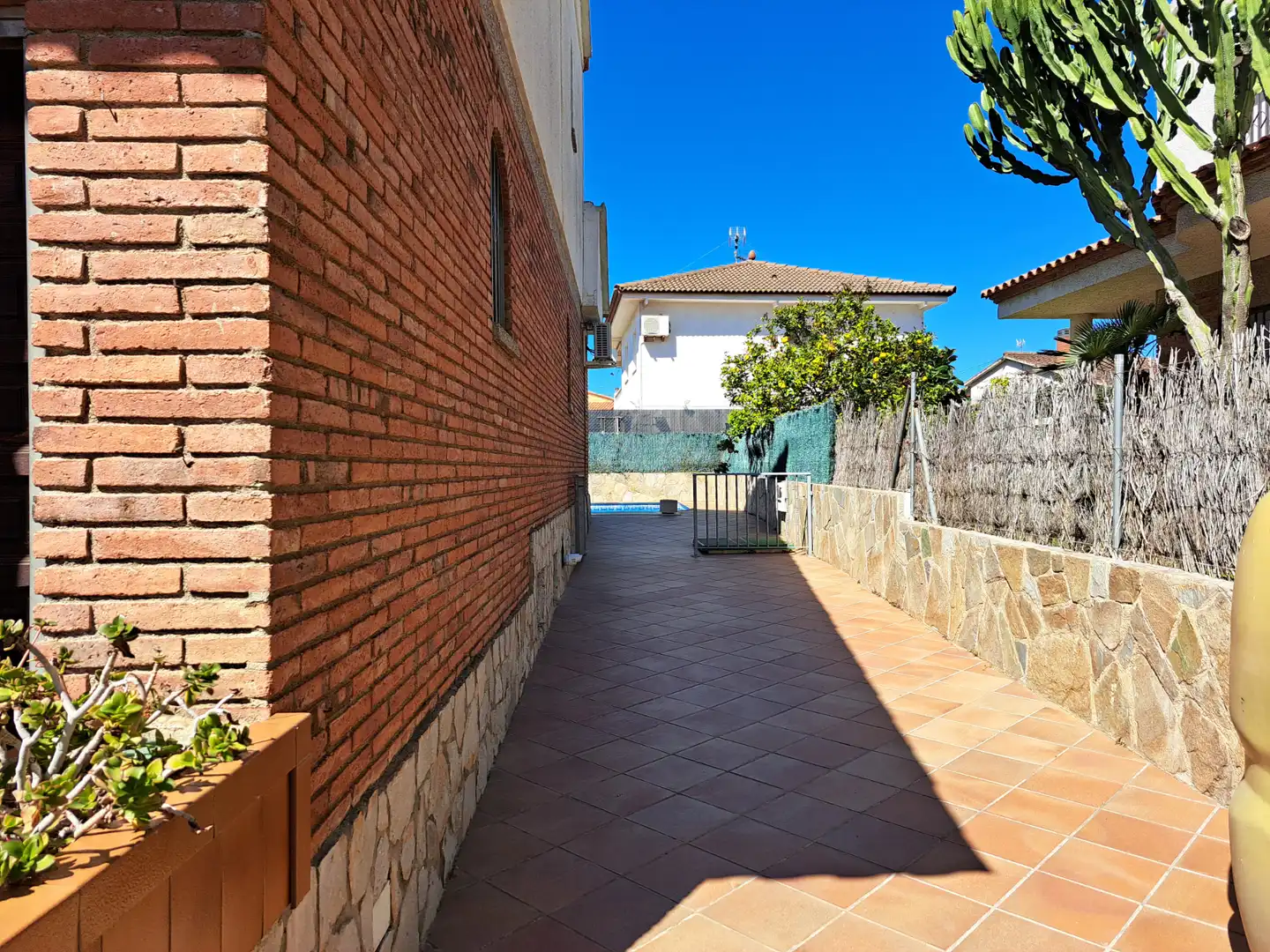 Vista exterior de Casa o chalet en venta en Cunit con Aire acondicionado, Calefacción y Jardín privado
