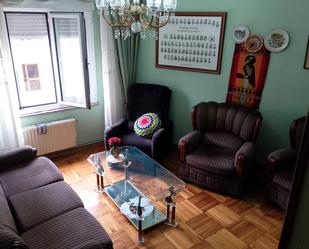 Sala d'estar de Pis en venda en Oviedo  amb Parquet, Terrassa i Moblat