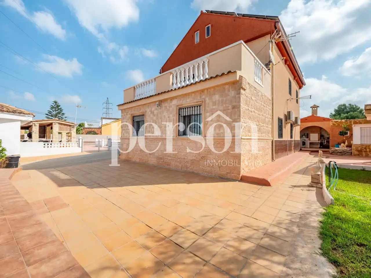 Vista exterior de Casa o xalet en venda en Manises amb Aire condicionat, Jardí privat i Terrassa
