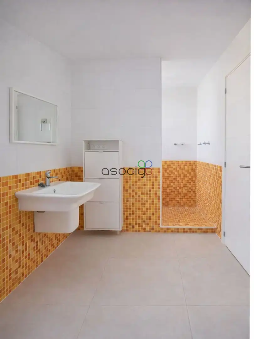 Bathroom of Houses for sale in Cabanillas del Campo  with Air Conditioner, Heating and Storage room