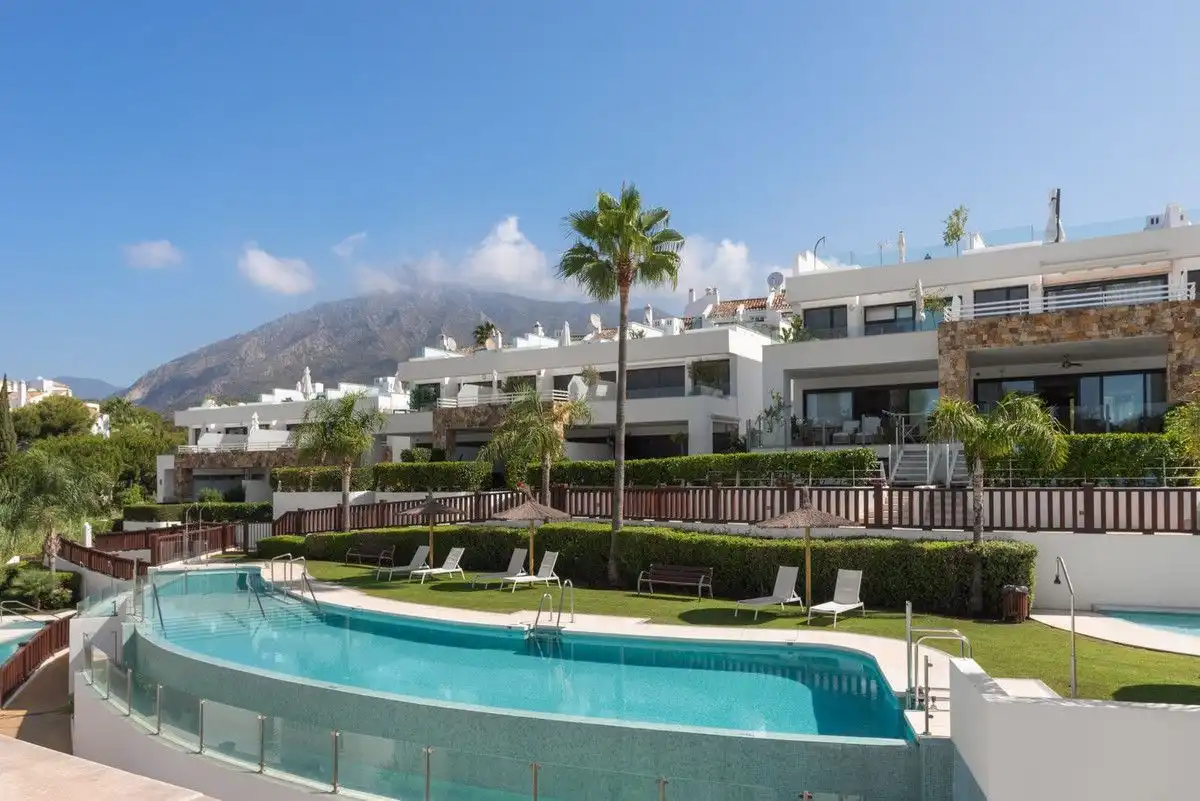 Vista exterior de Casa o xalet en venda en Marbella amb Terrassa, Alarma i Piscina comunitària